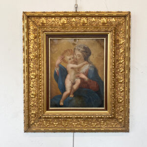 Dipinto a olio su rame raffigurante madonna con bambino. La madonna ha drappi di colore azzuro e rosso e avvolge il bambino con un delicato velo