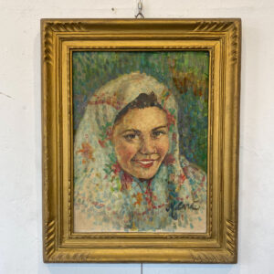 Immagine di un dipinto ad olio su tavoletta raffigurante una donna sorridente con un foulard colorato in testa. Firmato in basso a destra da Michele Carà, con dedica a matita sul retro datata 15 ottobre 1956. La cornice dorata coeva aggiunge eleganza all’opera.