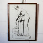 Disegno a carboncino raffigurante Ermes che si allaccia il sandalo, firmato Gaspare Gambi e datato 1907, incorniciato con vetro e appeso a una parete.