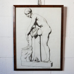 Disegno a carboncino raffigurante Ermes che si allaccia il sandalo, firmato Gaspare Gambi e datato 1907, incorniciato con vetro e appeso a una parete.