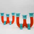 Coppia di candelabri in ceramica smaltata color arancio e turchese, firmati Rometti Umbertide, con design moderno a tre bracci