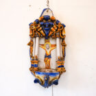 Acquasantiera antica da parete in ceramica policroma con Cristo crocifisso, manifattura campana XVIII secolo