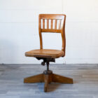 Sedia girevole vintage da ufficio in legno di rovere con base in ghisa, anni ’30