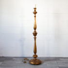 Lampada da terra ricavata da candelabro processionale in legno dorato con base intagliata