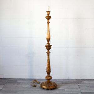 Lampada da terra ricavata da candelabro processionale in legno dorato con base intagliata