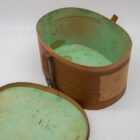 Interno della cappelliera foderato in carta verde