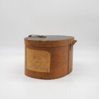 Cappelliera francese ovale in legno con etichetta manoscritta