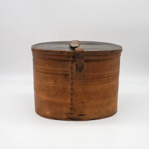 Cappeliera francese antica in legno piegato con coperchio rivestito in cuoio nero e chiusura in pelle, con scritta “chambre n°6” sotto la base