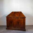 Angoliera bassa antica in noce con ribaltina apribile, Italia XIX secolo.