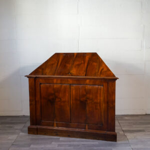 Angoliera bassa antica in noce con ribaltina apribile, Italia XIX secolo.