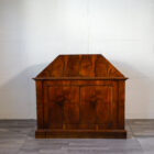 Angoliera bassa antica in noce con ribaltina apribile, Italia XIX secolo.