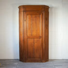 Antico copriporta in noce trasformato in armadio a un’anta, Italia XVIII-XIX secolo.