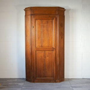 Antico copriporta in noce trasformato in armadio a un’anta, Italia XVIII-XIX secolo.
