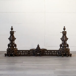 Frontone in ghisa francese stile Napoleon III con decorazioni a cherubini, XIX secolo