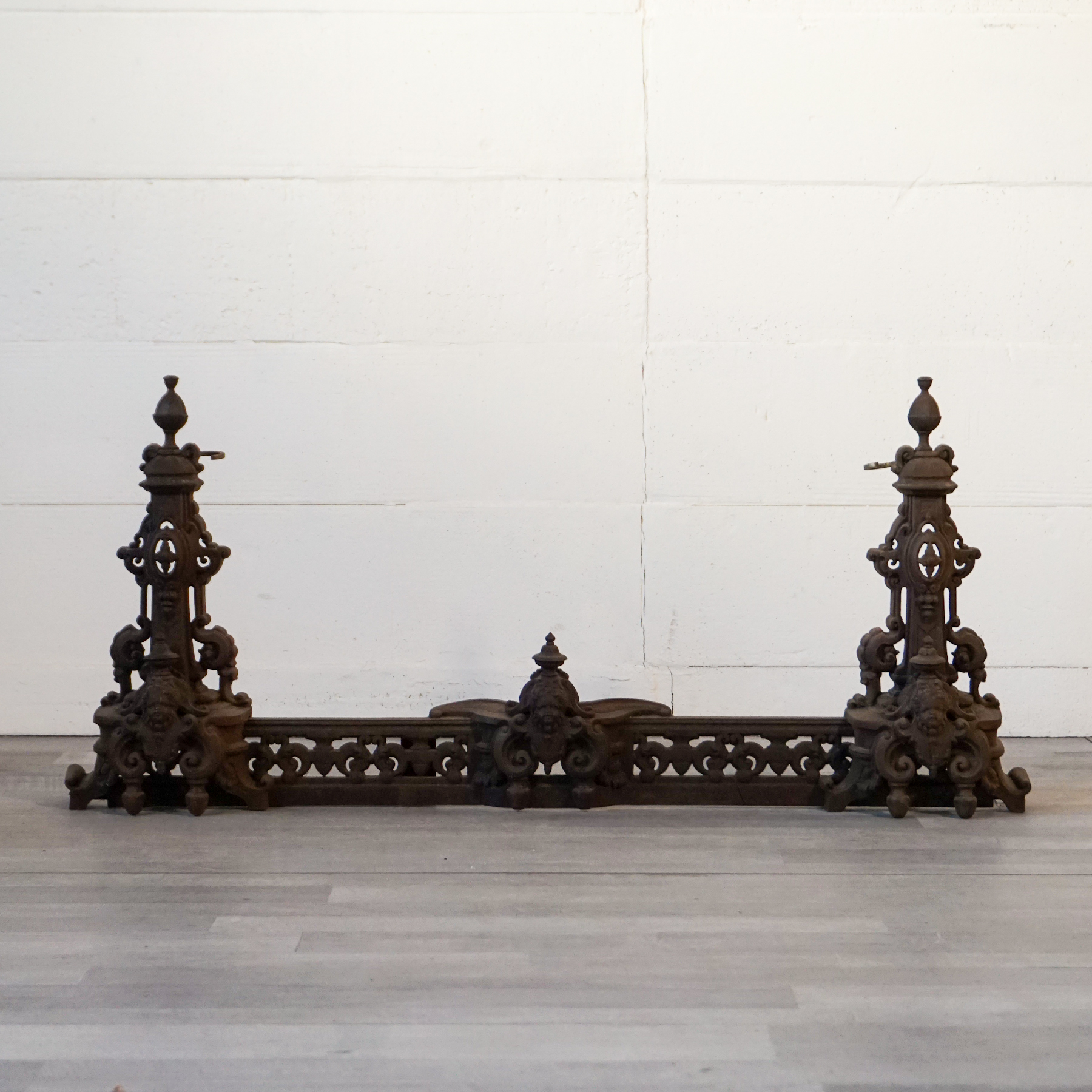 Frontone Caqmino Francese-6 Frontone in ghisa francese stile Napoleon III con decorazioni a cherubini, XIX secolo