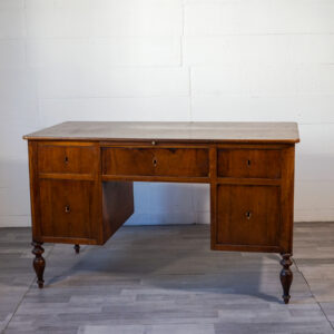 Scrivania antica italiana dell’Ottocento con 5 cassetti e piano estraibile, piedi torniti.