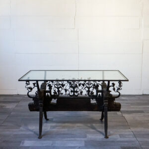 Tavolino in vetro ricavato da antico carretto siciliano in ferro battuto, fine XIX – inizi XX secolo.