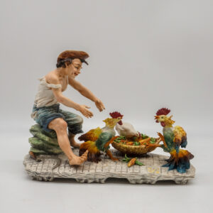 Scultura Capodimonte firmata Mollica con ragazzo contadino, galli e gallina in porcellana policroma