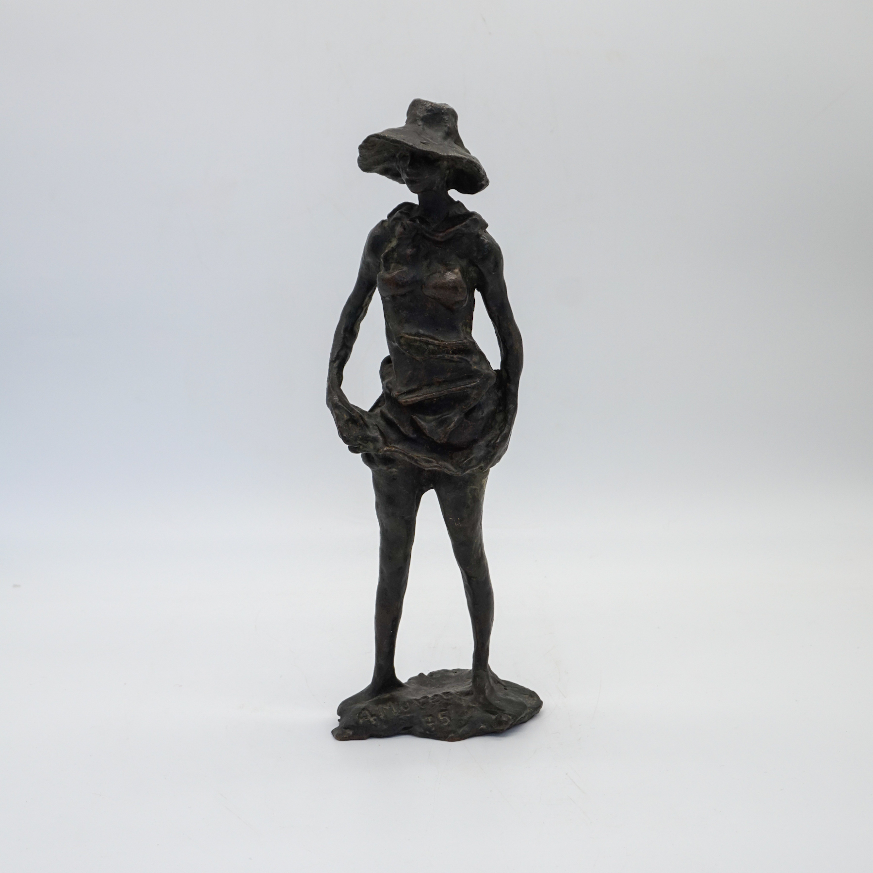 Statua Mondina in bronzo Murer-1 Scultura in bronzo “Mondina” di Augusto Murer, 1975. Opera d’autore del Novecento italiano, tiratura documentata in 75 esemplari.