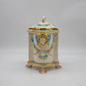 Vaso Capodimonte in porcellana con coperchio, decorazione a rilievo con putti e testa femminile