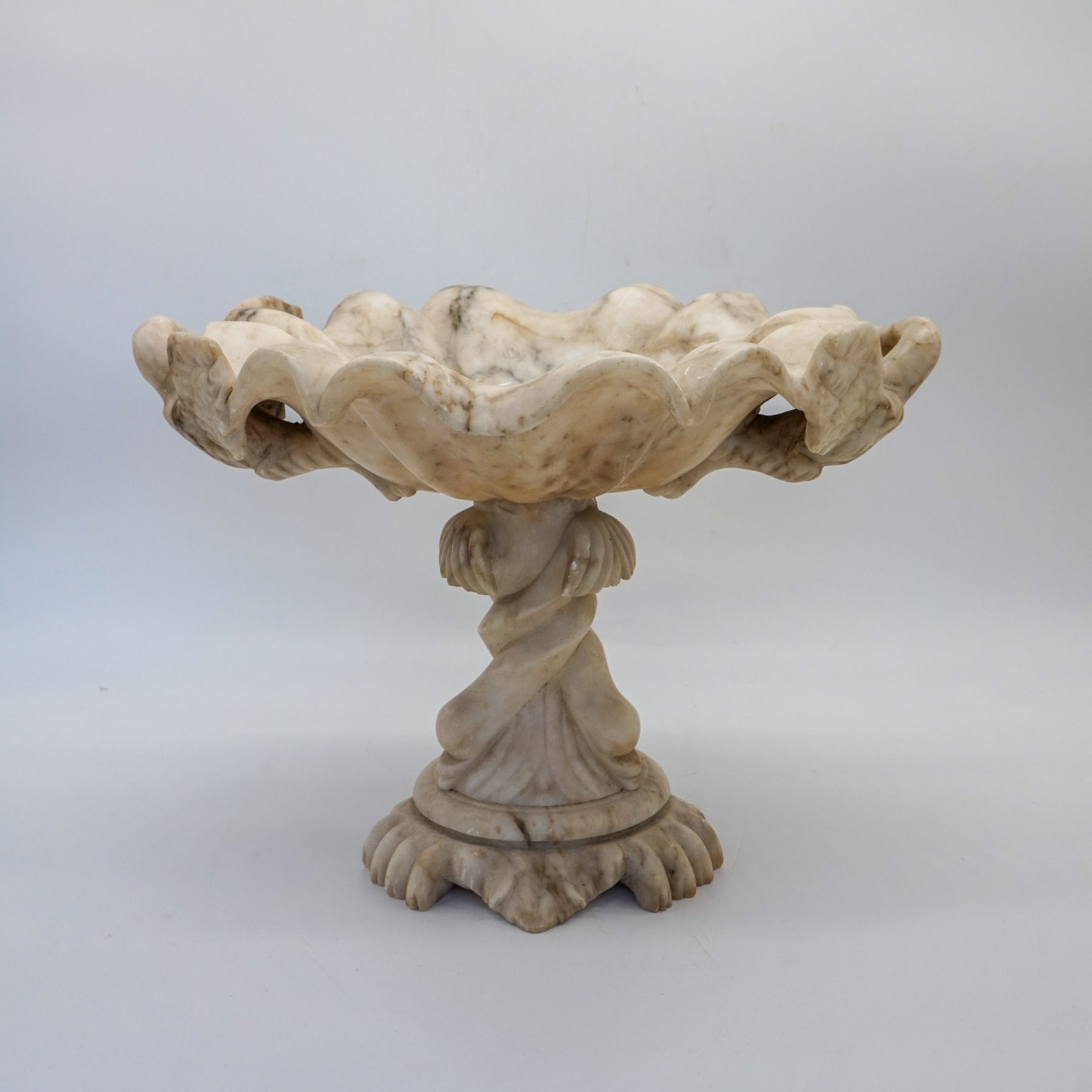Centrotavola in Alabastro-9 Grande centrotavola in alabastro scolpito a mano con coppa a conchiglia e piedistallo decorato, produzione italiana attribuita a Volterra, metà XX secolo.